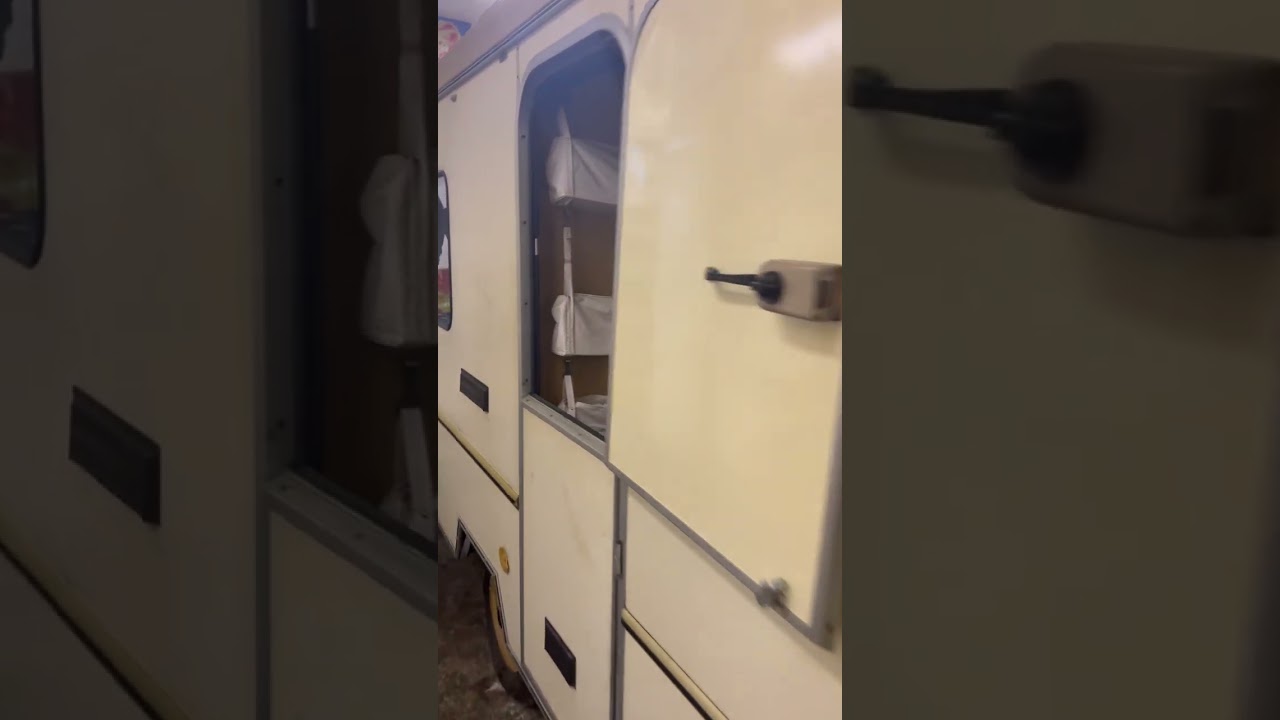 Guckt euch diesen DDR-Wohnwagen an. So ging Camping damals, gesehen im DDR Museum auf Usedom.